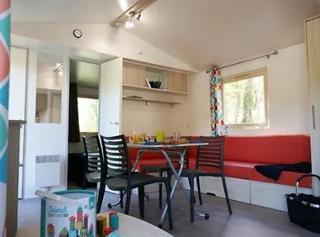 营地 Camping La Pene Blanche 卢登维耶尔